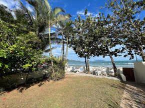 Confortável casa a beira mar c/ jardim pé na areia e área de churrasqueira